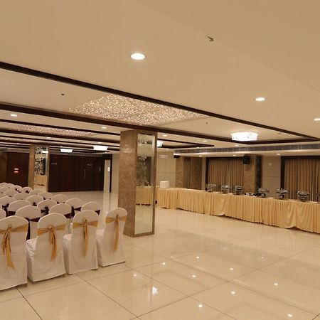 Khammam Sri Sri Sri Hotel מראה חיצוני תמונה