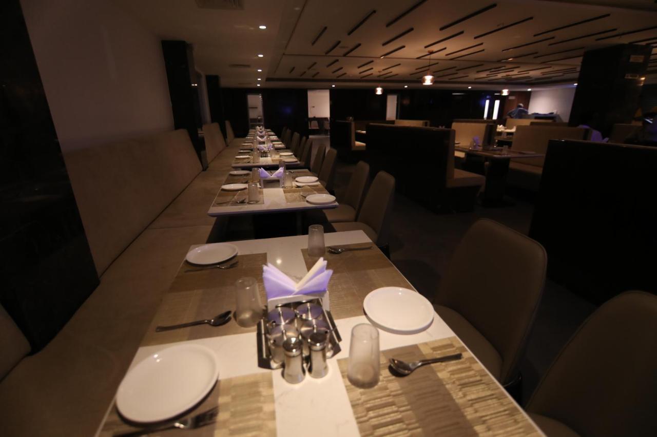 Khammam Sri Sri Sri Hotel מראה חיצוני תמונה
