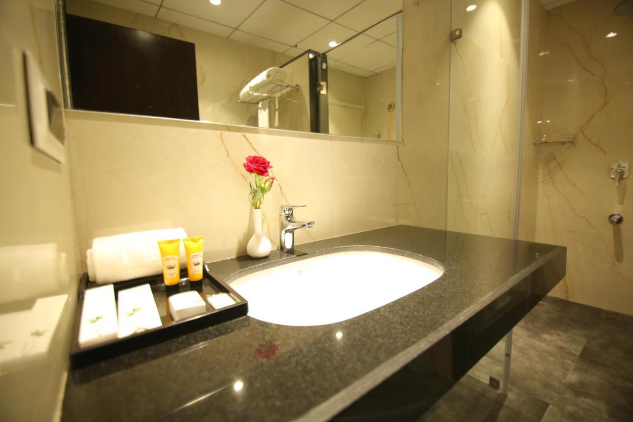 Khammam Sri Sri Sri Hotel מראה חיצוני תמונה