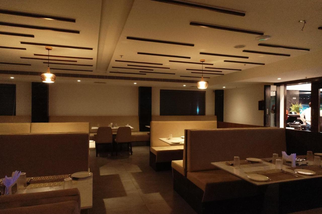 Khammam Sri Sri Sri Hotel מראה חיצוני תמונה