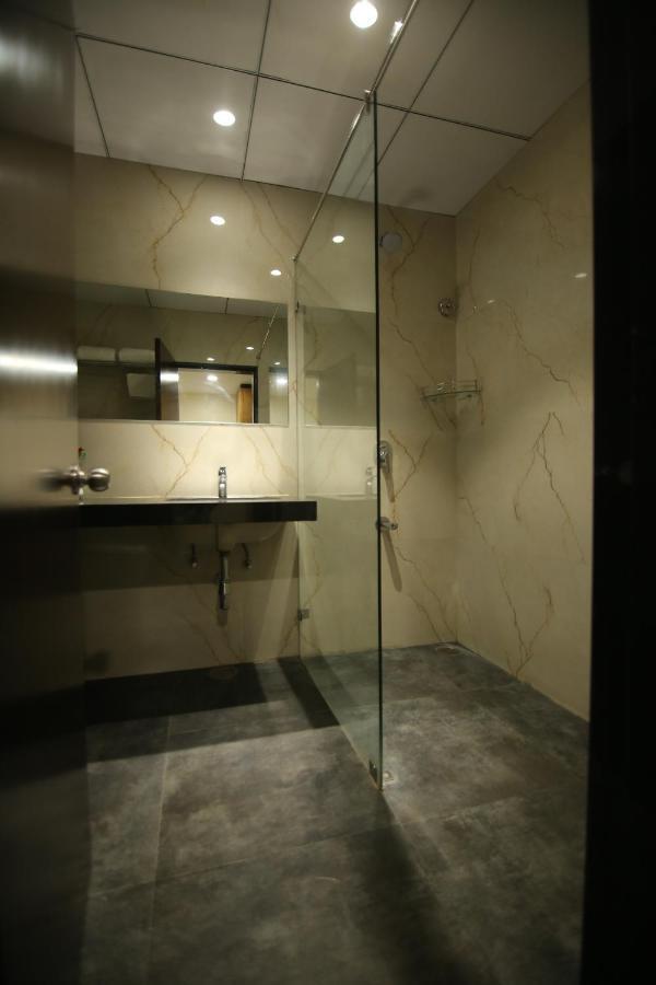 Khammam Sri Sri Sri Hotel מראה חיצוני תמונה