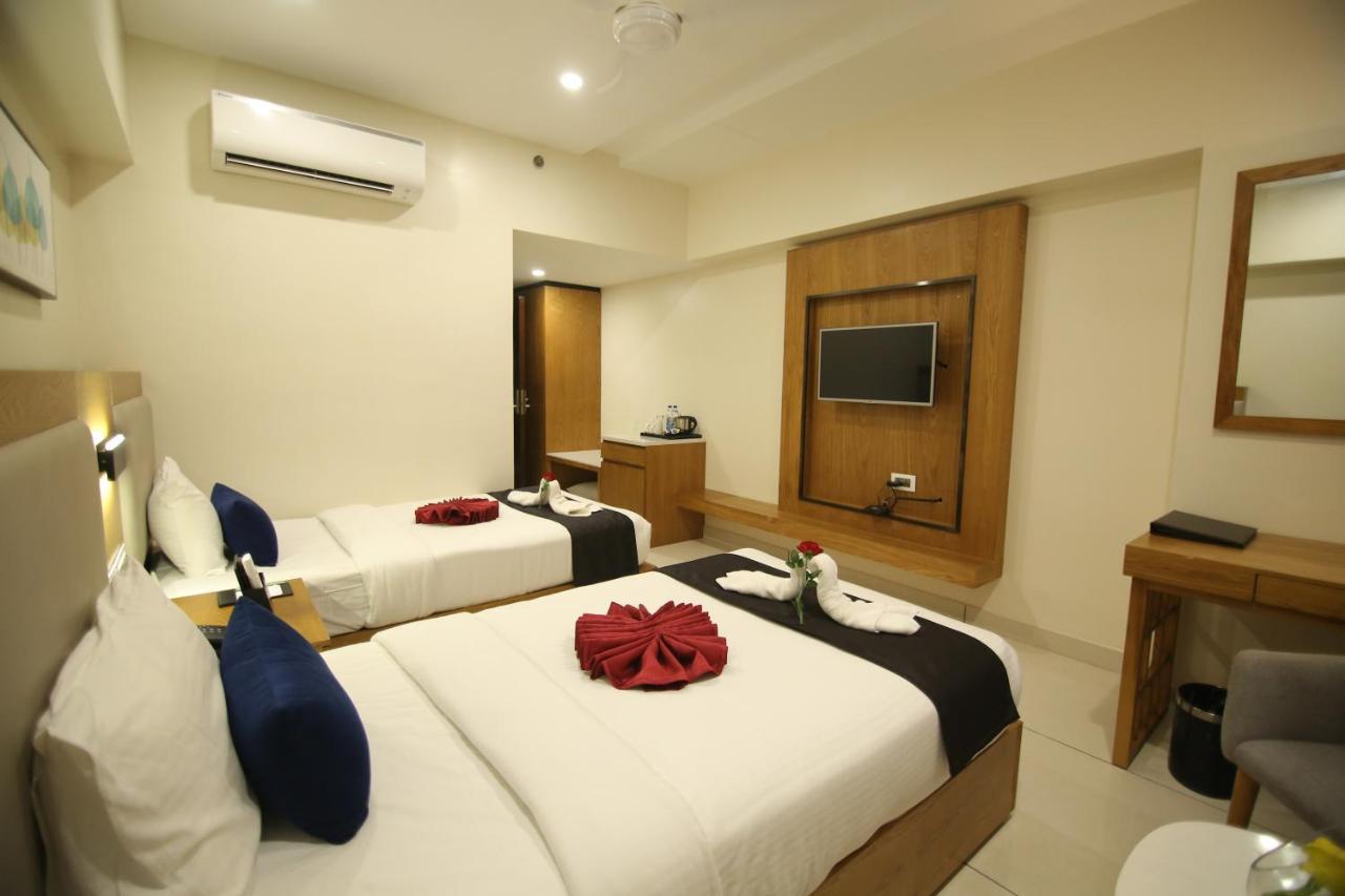 Khammam Sri Sri Sri Hotel מראה חיצוני תמונה