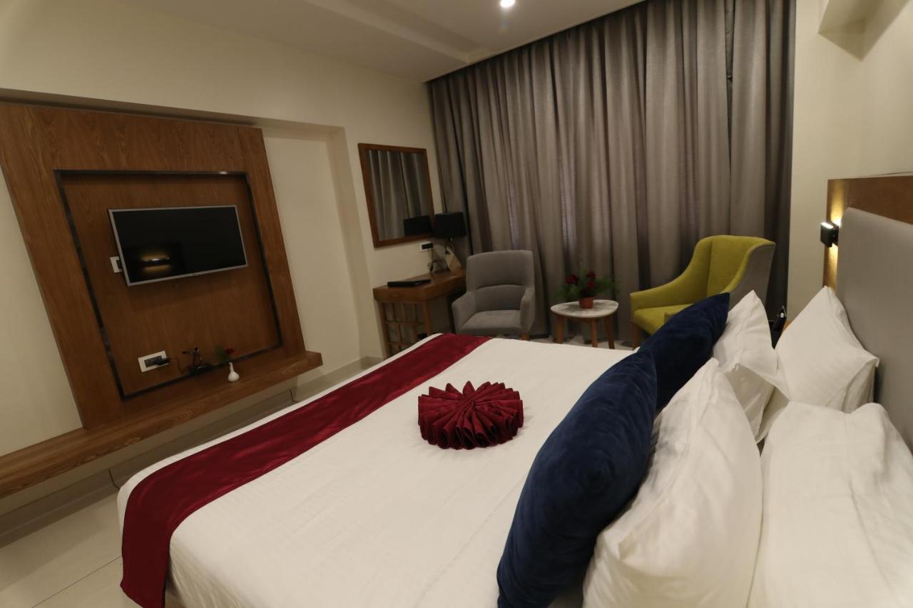 Khammam Sri Sri Sri Hotel מראה חיצוני תמונה