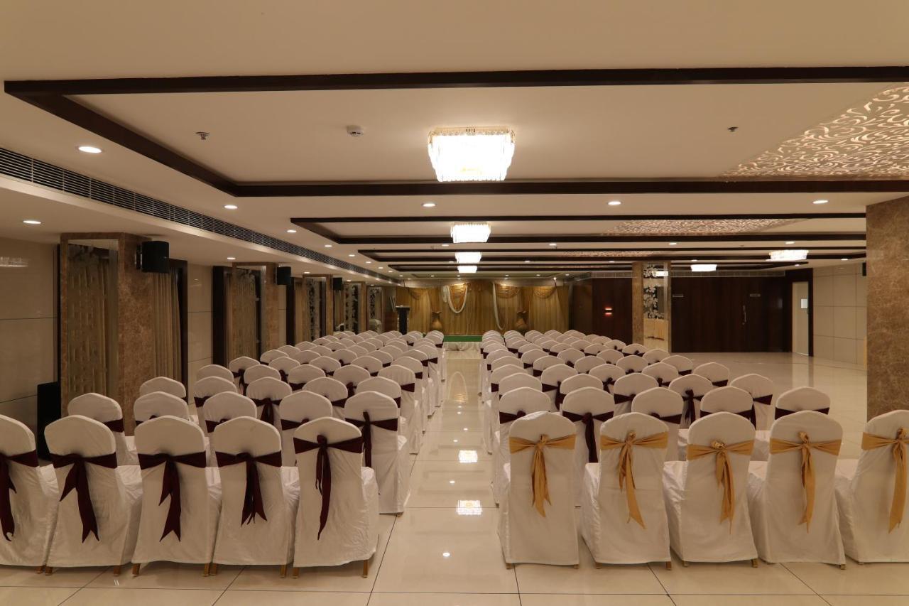 Khammam Sri Sri Sri Hotel מראה חיצוני תמונה