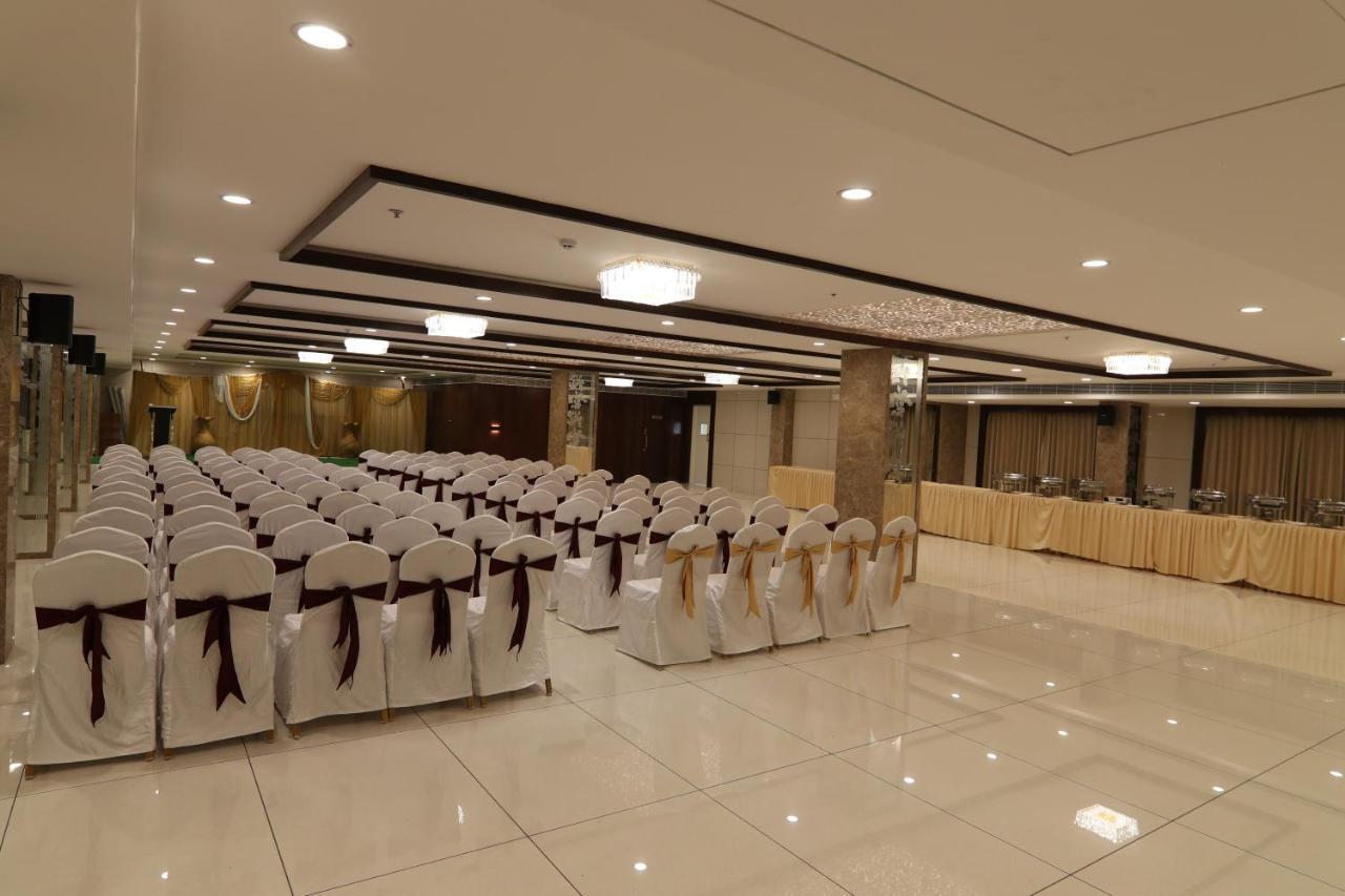 Khammam Sri Sri Sri Hotel מראה חיצוני תמונה