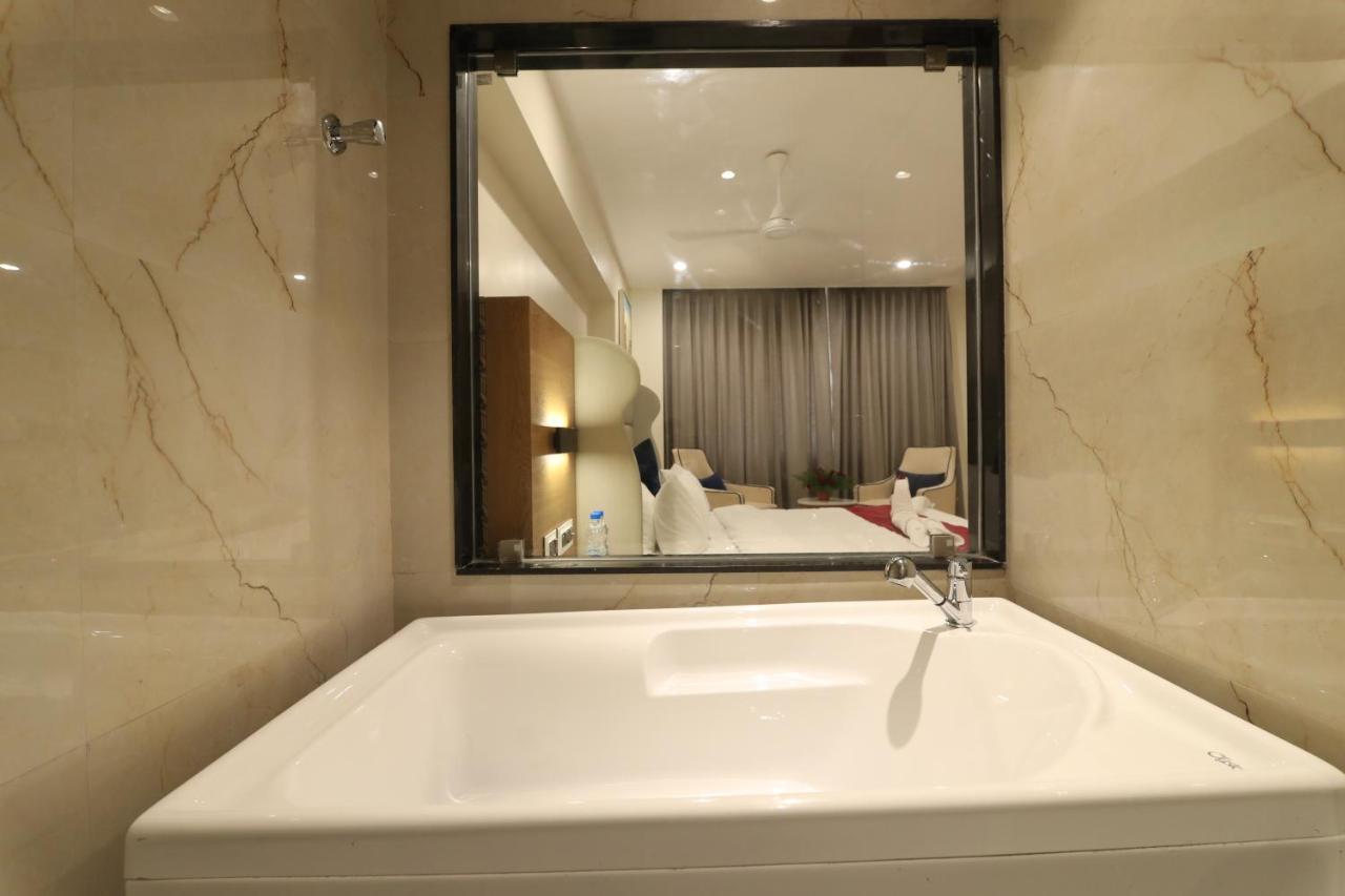 Khammam Sri Sri Sri Hotel מראה חיצוני תמונה