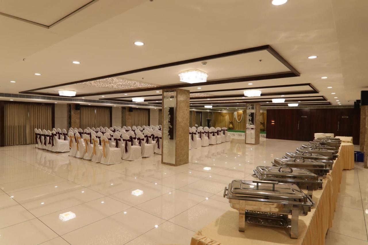 Khammam Sri Sri Sri Hotel מראה חיצוני תמונה