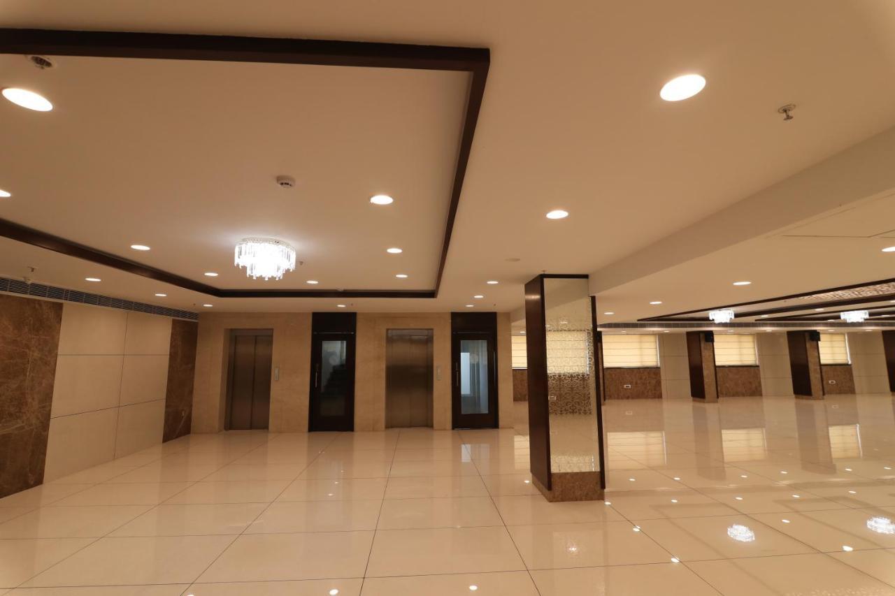 Khammam Sri Sri Sri Hotel מראה חיצוני תמונה