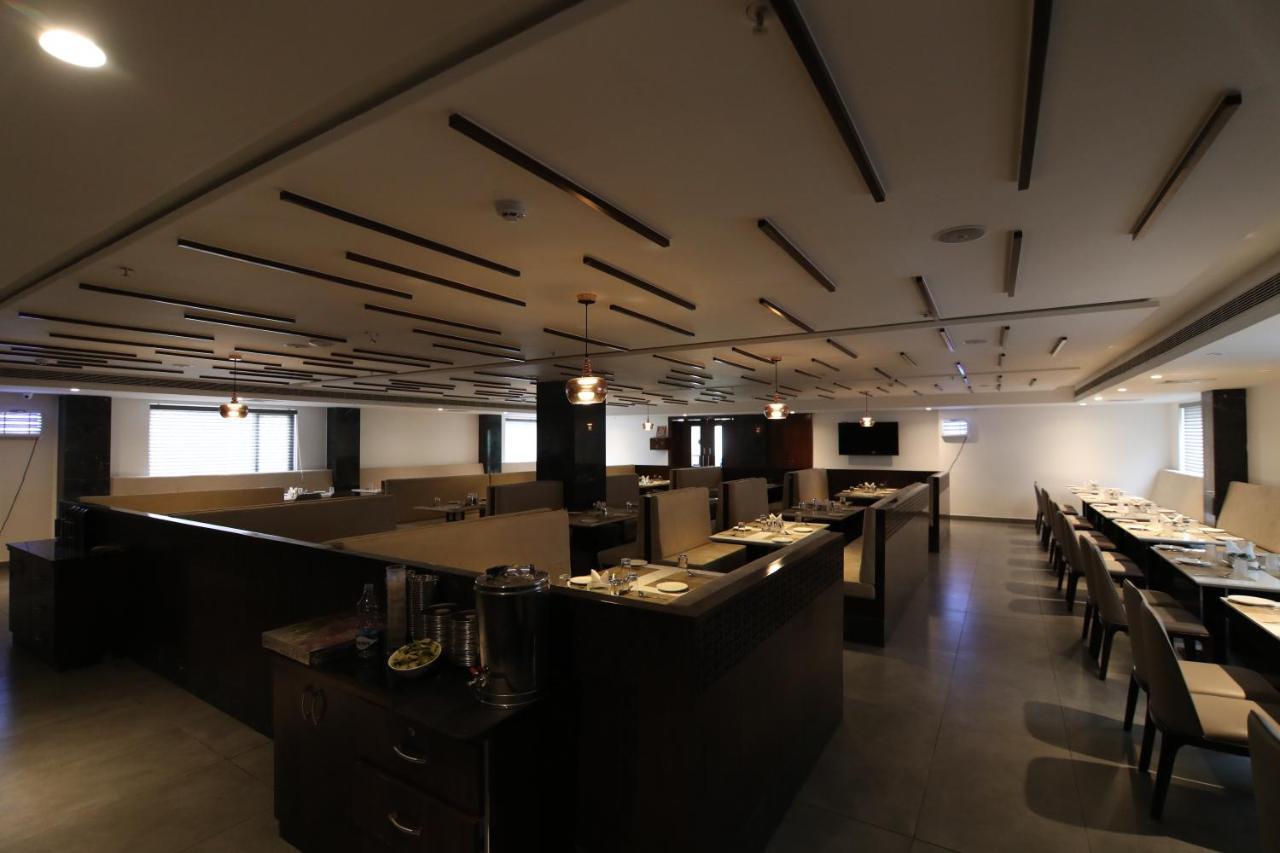 Khammam Sri Sri Sri Hotel מראה חיצוני תמונה