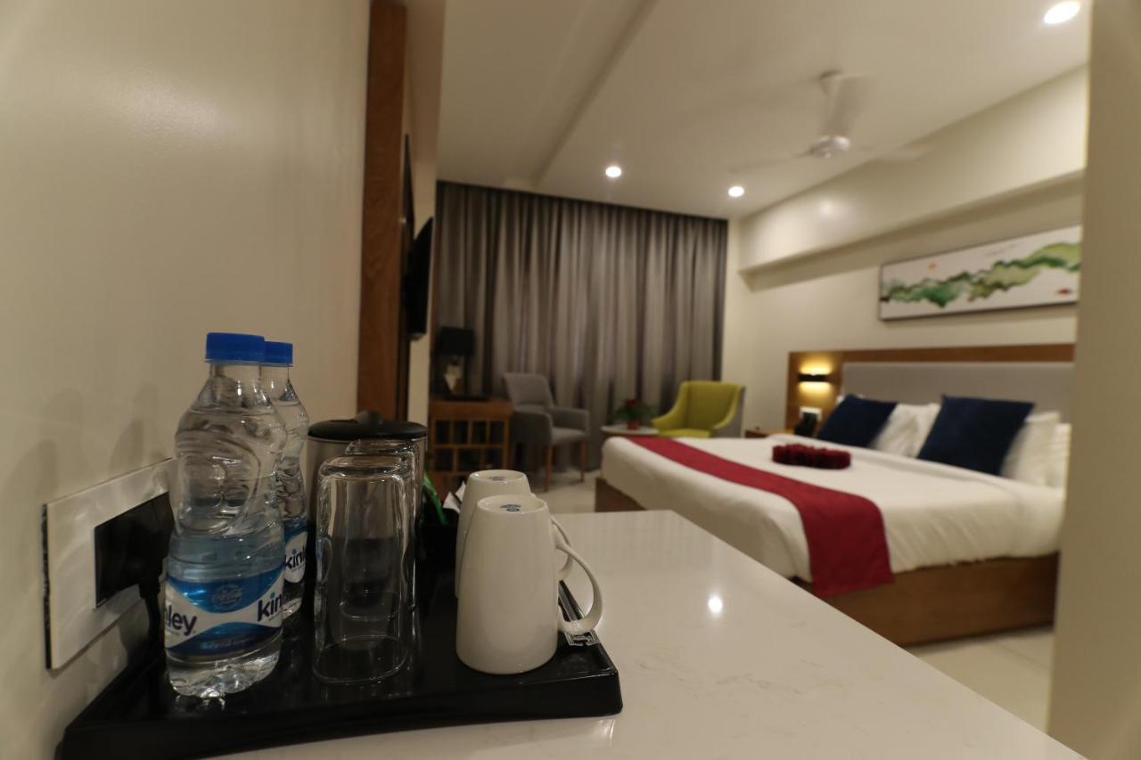 Khammam Sri Sri Sri Hotel מראה חיצוני תמונה