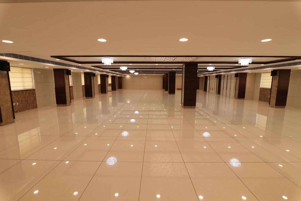 Khammam Sri Sri Sri Hotel מראה חיצוני תמונה