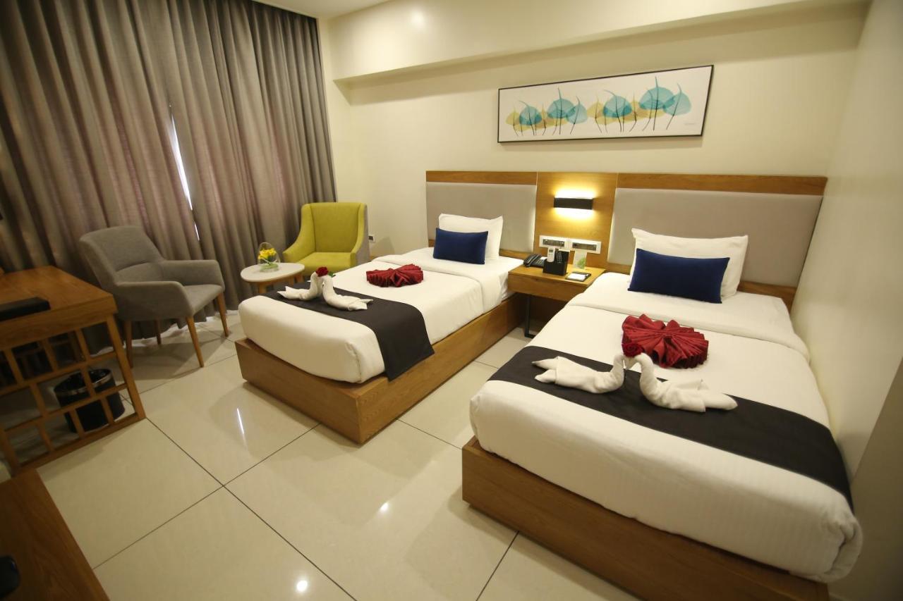 Khammam Sri Sri Sri Hotel מראה חיצוני תמונה