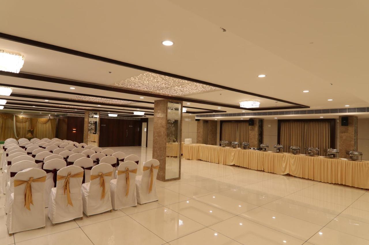 Khammam Sri Sri Sri Hotel מראה חיצוני תמונה