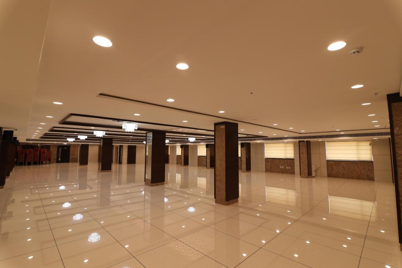 Khammam Sri Sri Sri Hotel מראה חיצוני תמונה
