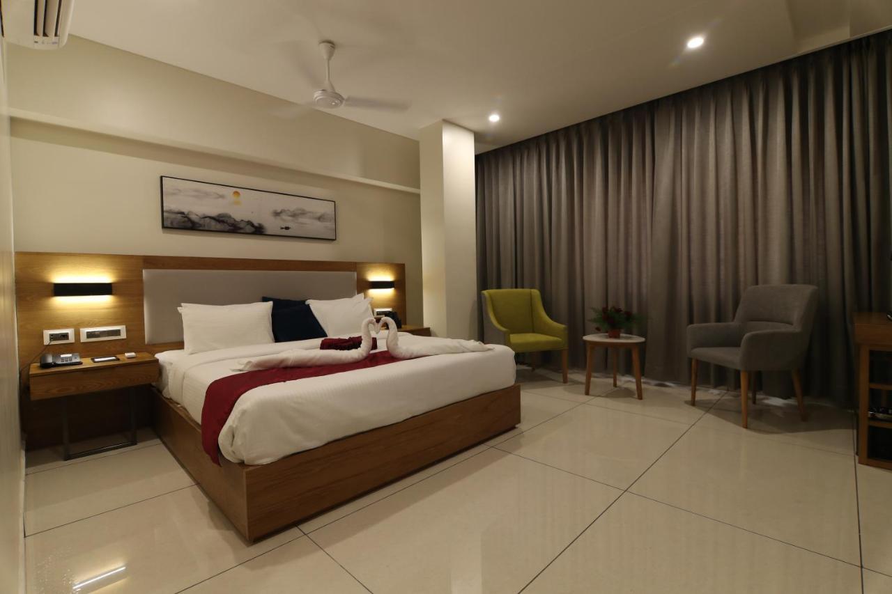 Khammam Sri Sri Sri Hotel מראה חיצוני תמונה