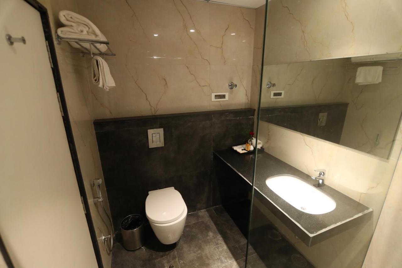 Khammam Sri Sri Sri Hotel מראה חיצוני תמונה