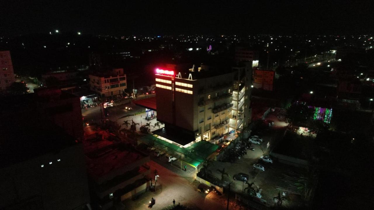 Khammam Sri Sri Sri Hotel מראה חיצוני תמונה