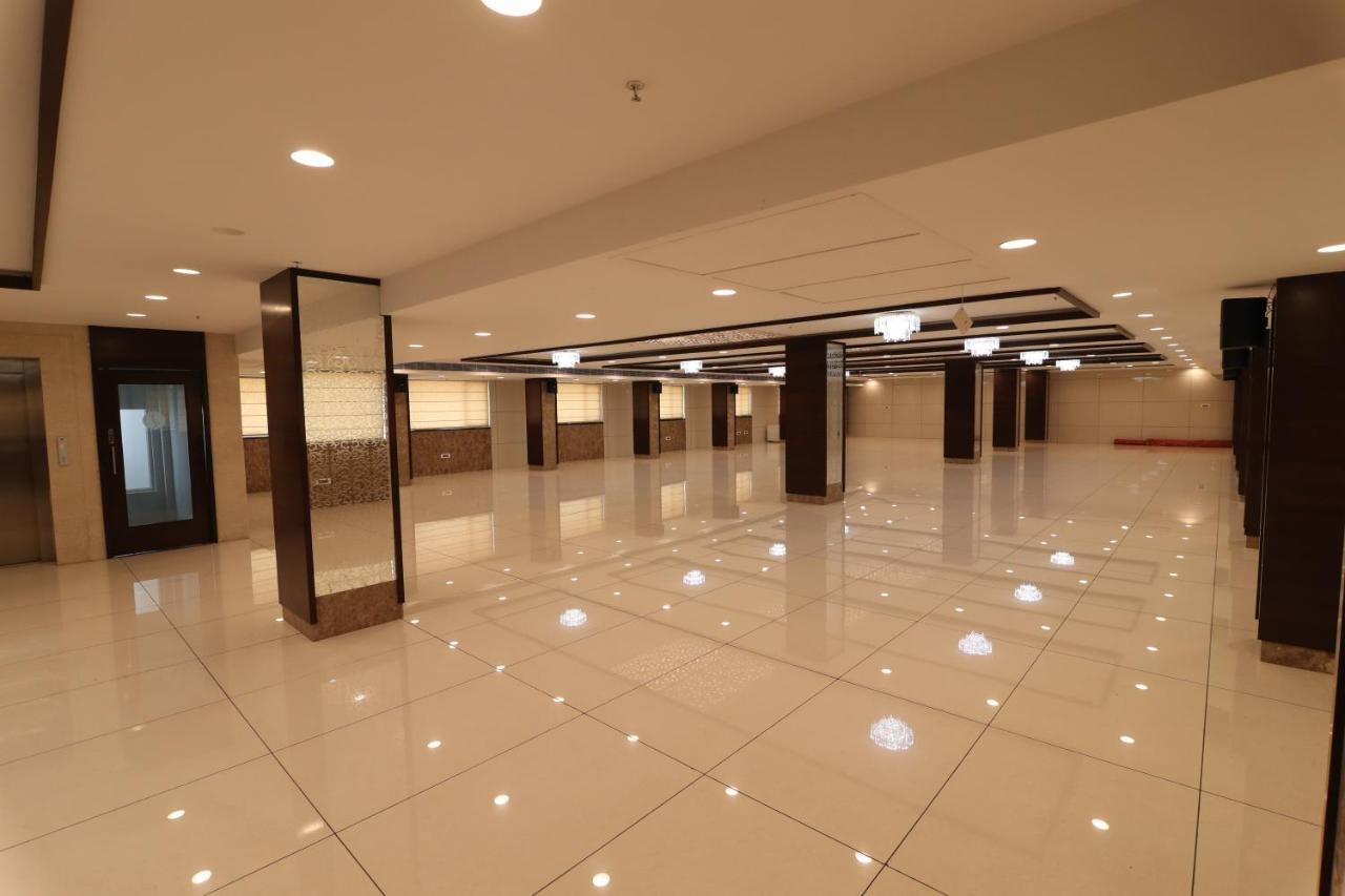 Khammam Sri Sri Sri Hotel מראה חיצוני תמונה